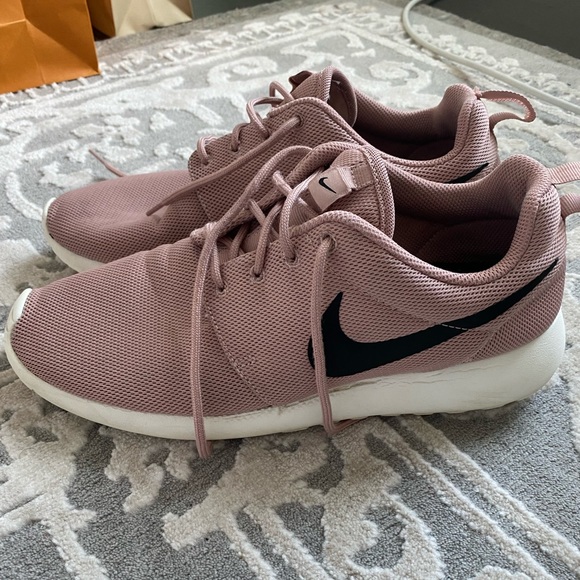Nike Shoes - Nike Roshes